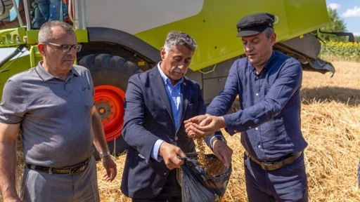 Özgür Özel Tekirdağ’da çiftçilerle buğday hasadı yaptı